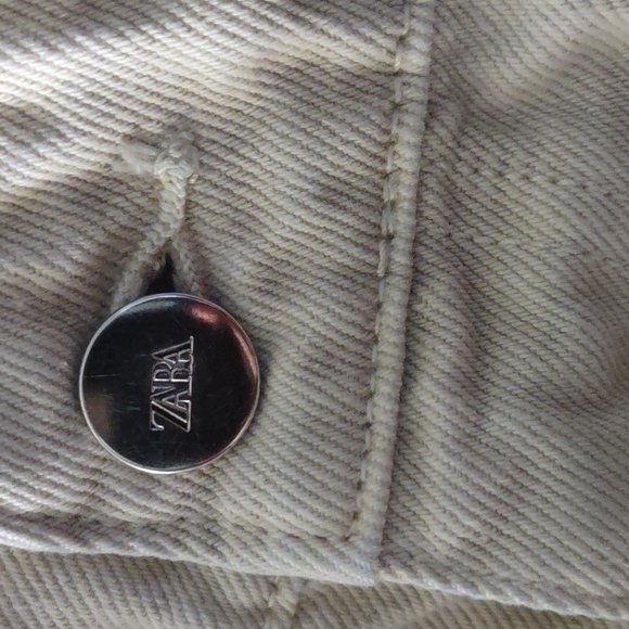 USED ZARA SIZE 4 DISTRESSED SHORTS POCKETS ON BACK AND SIDES - Picture 3 of 10